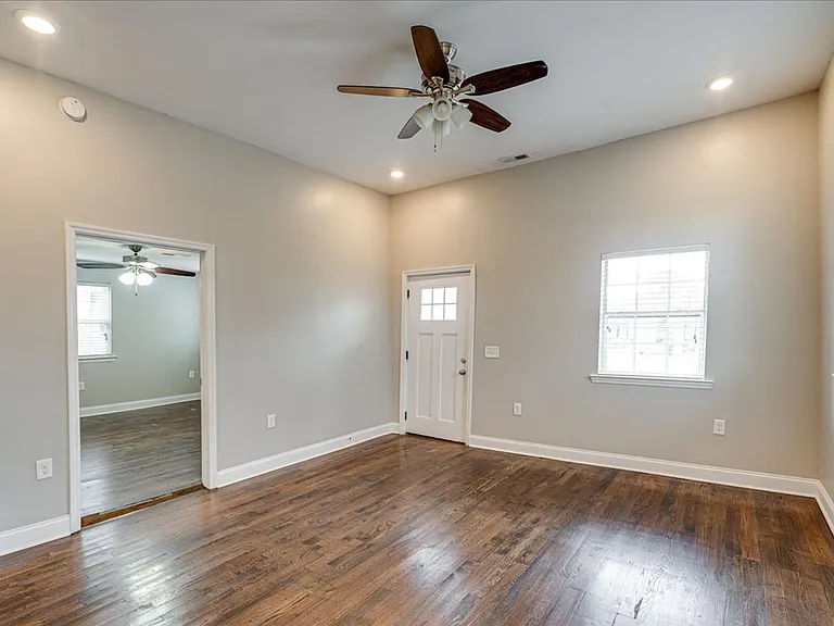 2425 Chamberlain Ave — Photo 4