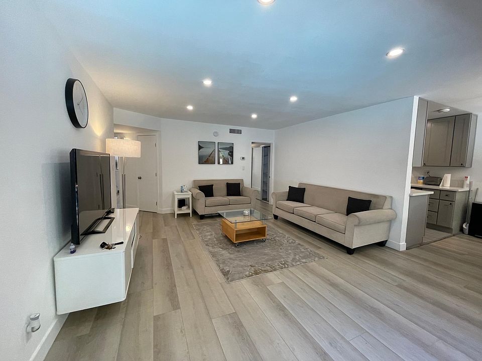 1st image of 5414 Newcastle Ave APT 26