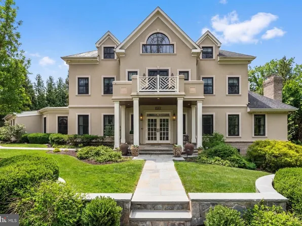 9413 Brooke Dr, Bethesda, MD 20817