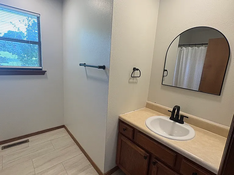 1000 E Bingham St — Photo 8