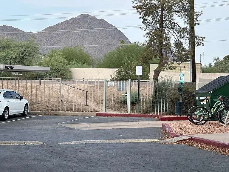 gated access to arizon canal trail