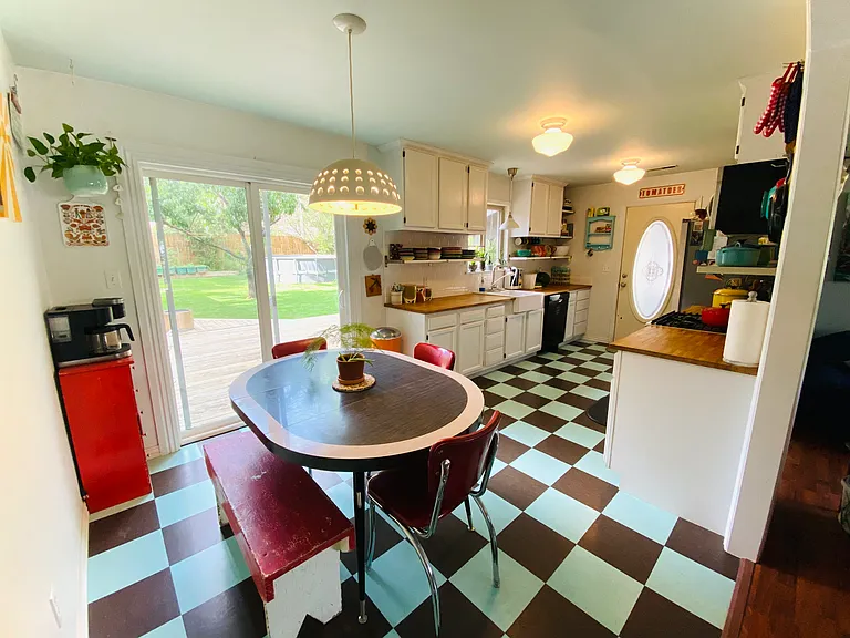209 E Harold St — Photo 4