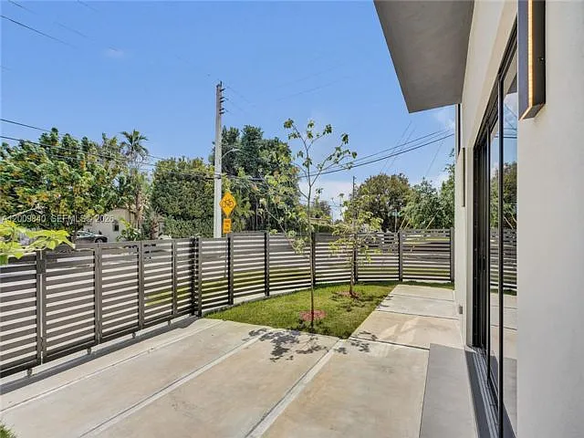2411 SW 16th Ter — Photo 15