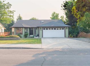 708 S B St, Phoenix, OR 97535