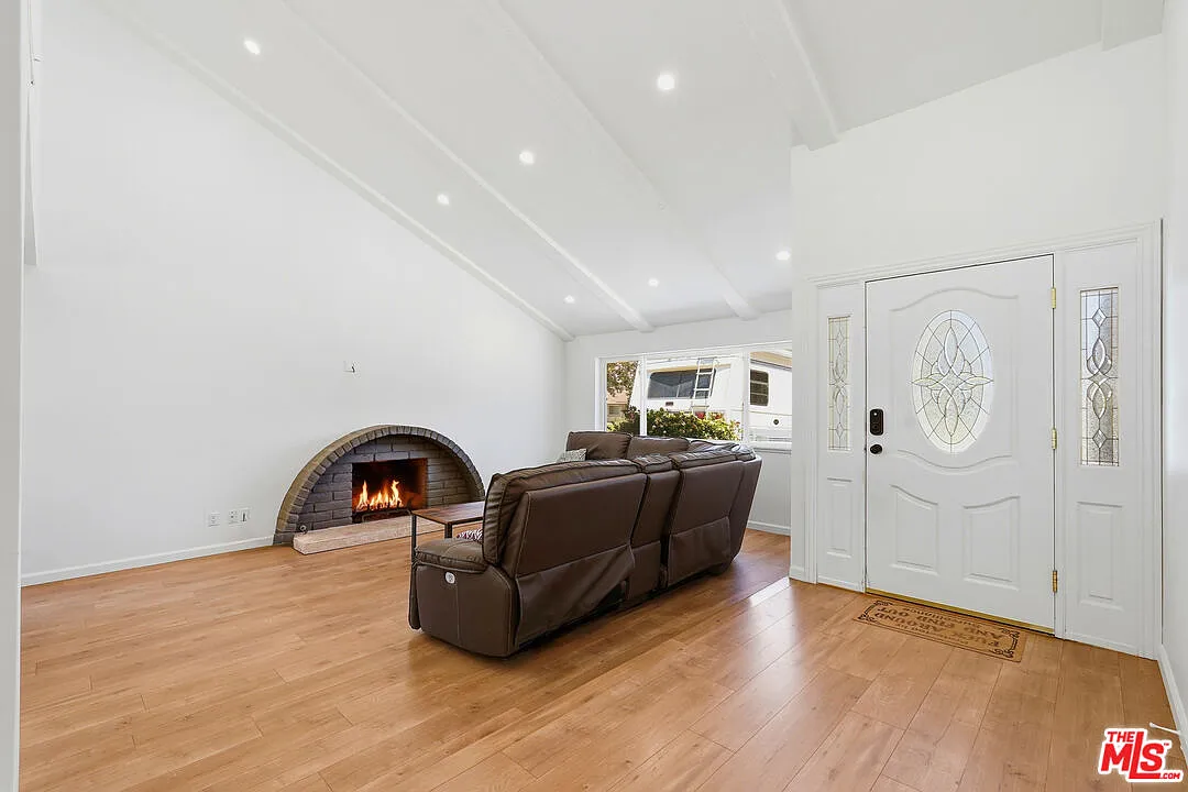 4 bed, 2.0 bath, 1891 sqft, $4,995 — Photo 4