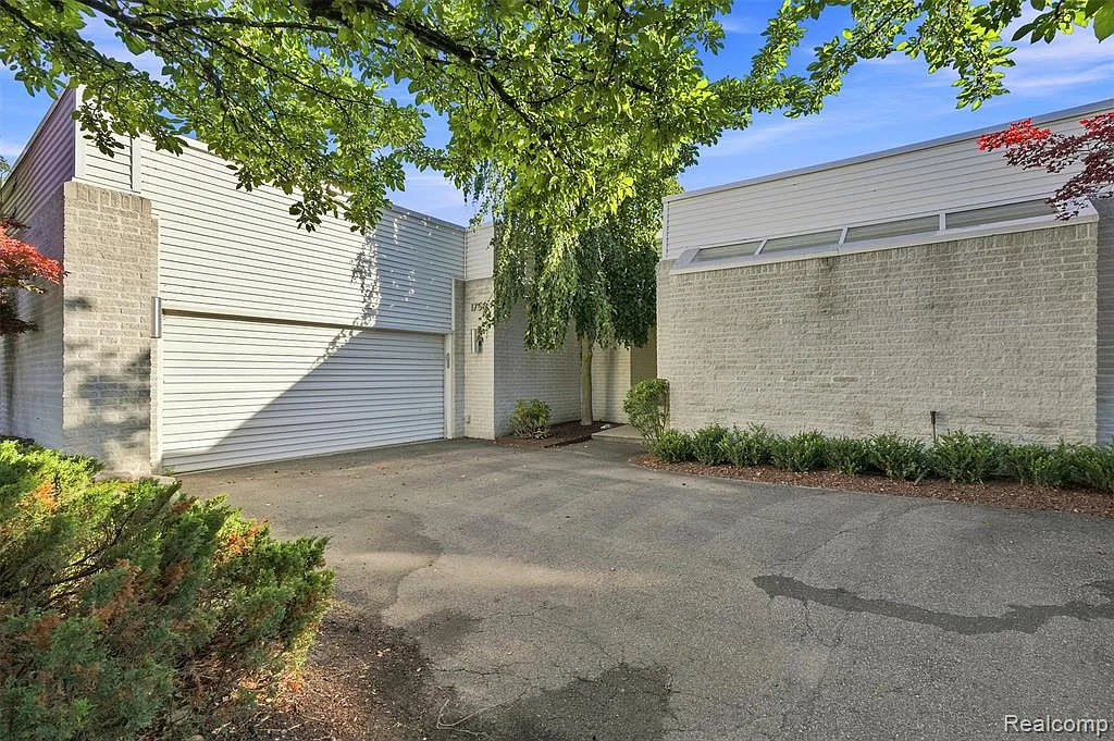 3 bed, 5.0 bath, 5130 sqft, $8,750 — Photo 4