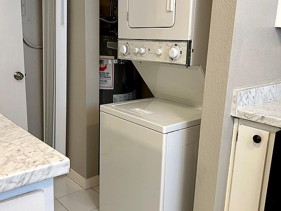 2nd image of 3435 Redwood Ave #6