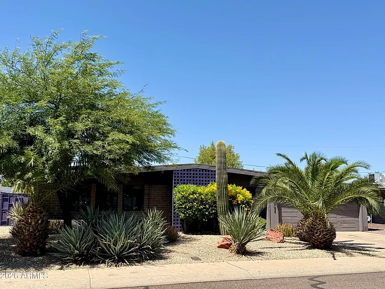 3702 E Paradise Dr — Photo 1