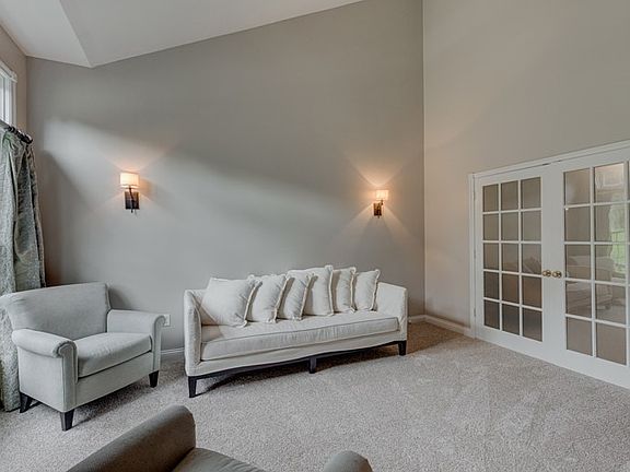 4th image of 587 Irishrose Ln