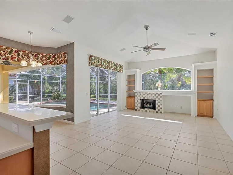 4920 Old Oakleaf Dr — Photo 18