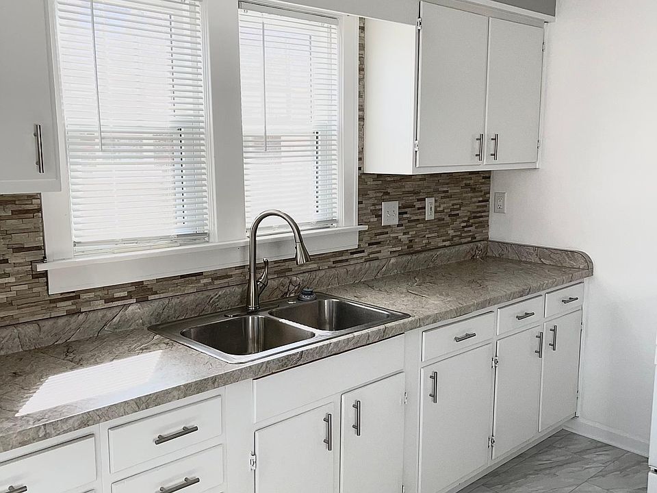 1st image of 1943 Superior Ave #2