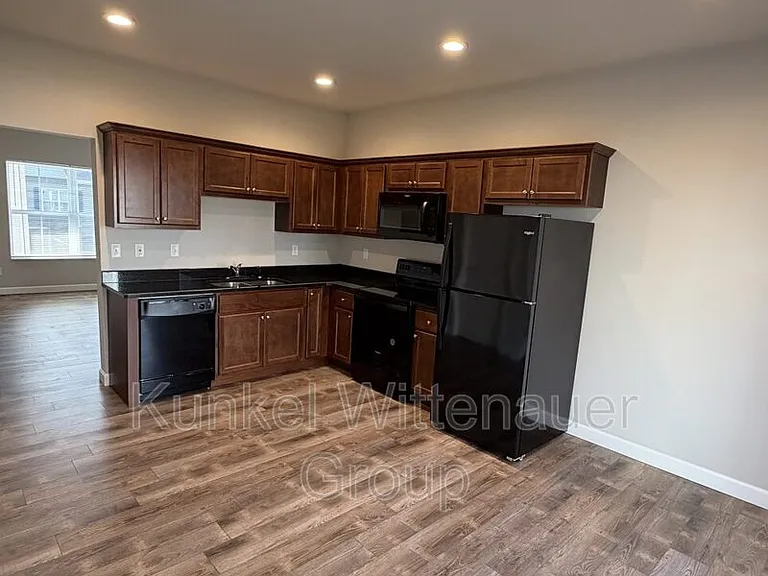 8401D Allied Way — Photo 5