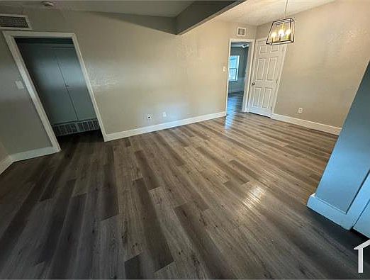 5th image of 3160 Chatsworth Dr