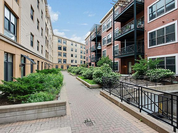 4th image of 445 Wacouta St Unit 307