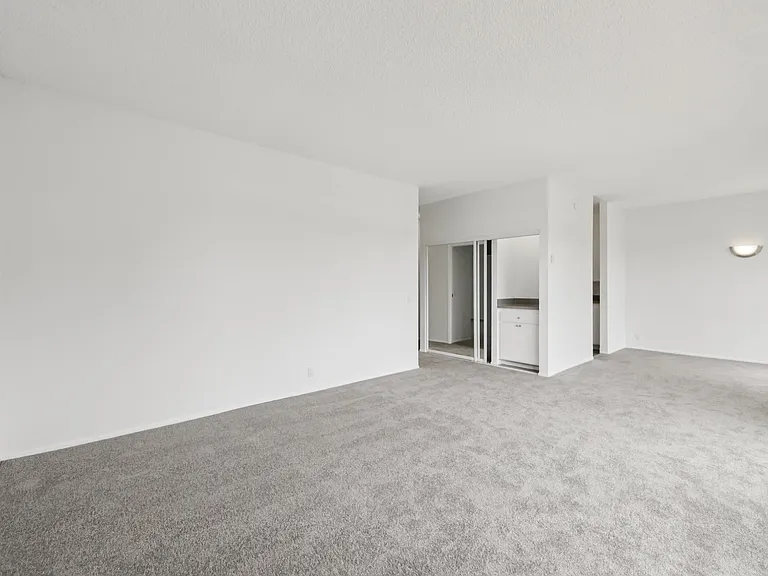 Lakewood Apartments At Lake Merced — Photo 16