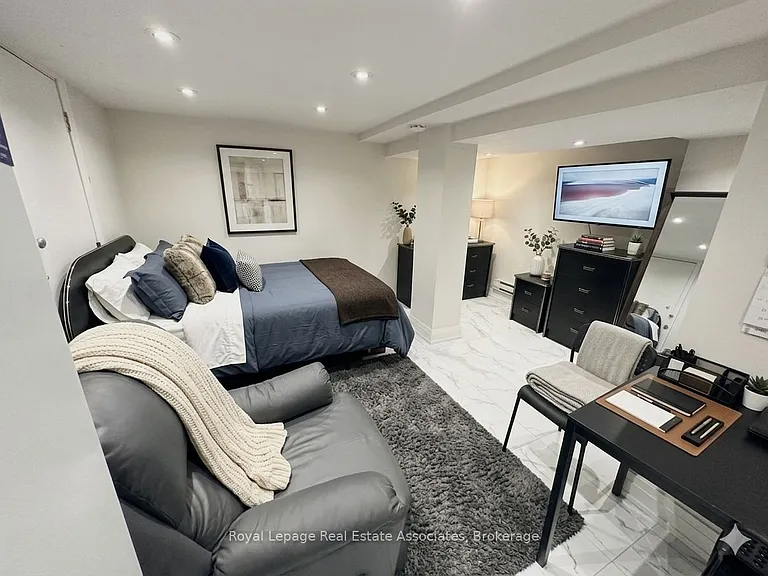237 Lakeshore Rd E #7 — Photo 2