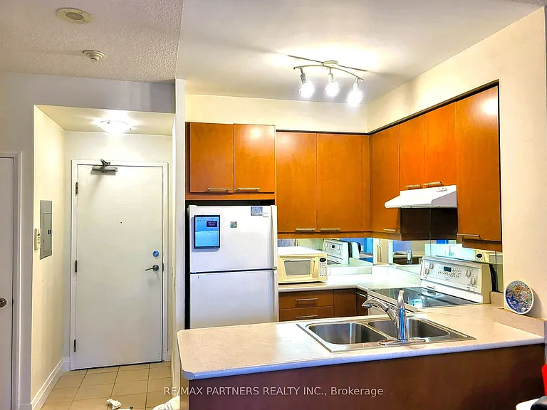 1121 Bay St #908 — Photo 5