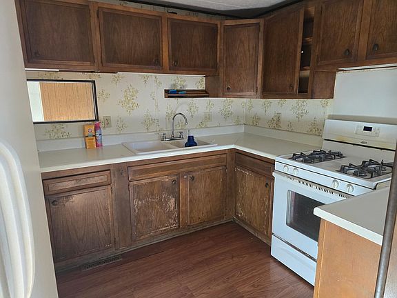3rd image of 934 Spruce Ln #12