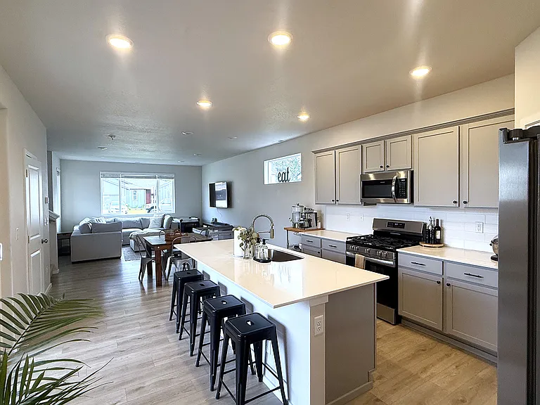 255 E Sandmyrtle Ave — Photo 6