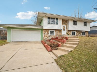 680 Iona Ln, Roseville, MN, 55113