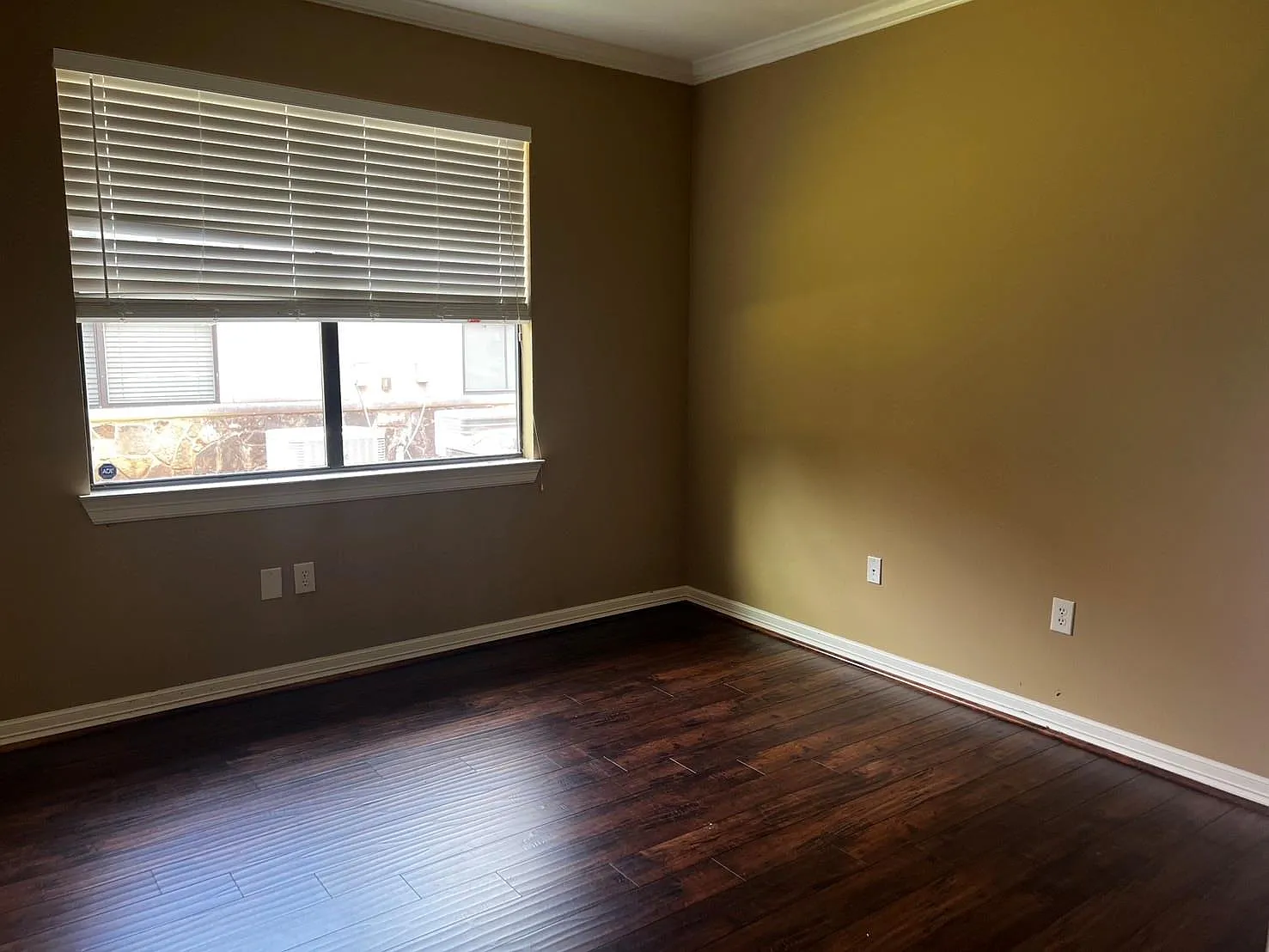 4 bed, 1.0 bath, 1200 sqft, $2,600 — Photo 2
