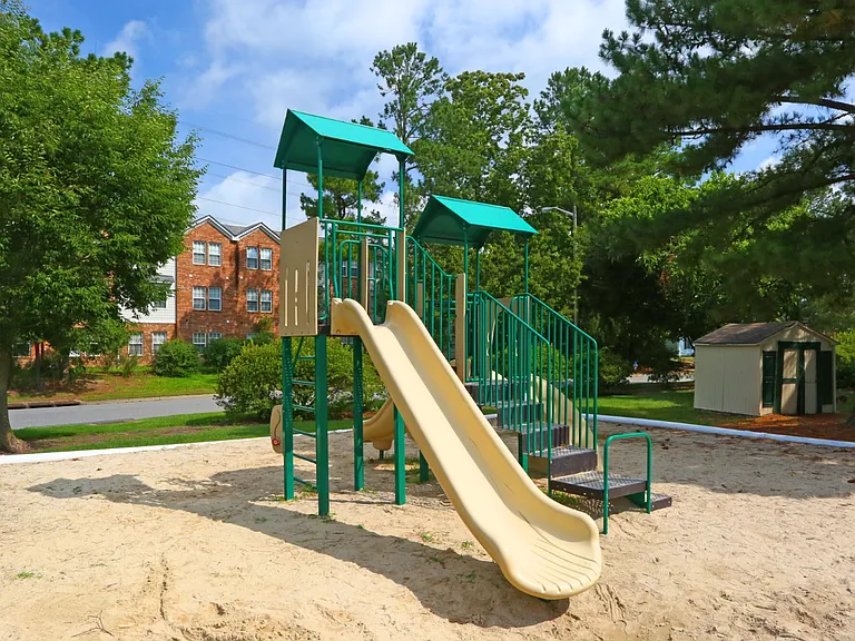 Taylor Pointe Apartments — Photo 33