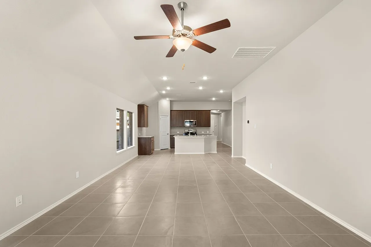 4 bed, 2000 sqft, $2,350 — Photo 2