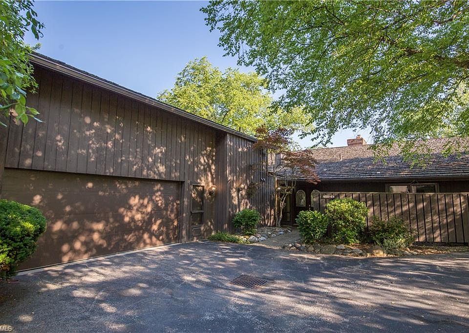 1st image of 450-68 Meadowview Dr #13-E