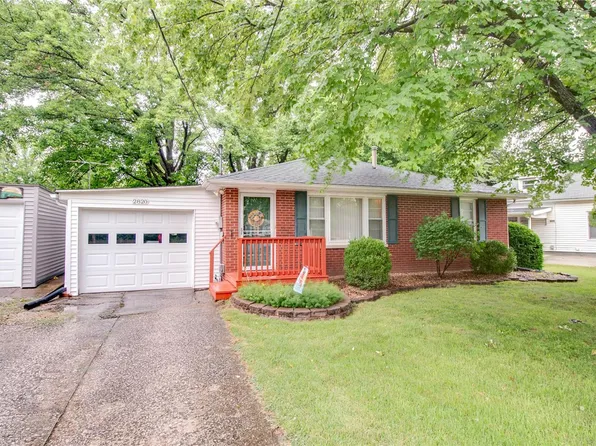 2820 Norwood Ln, Godfrey, IL 62035