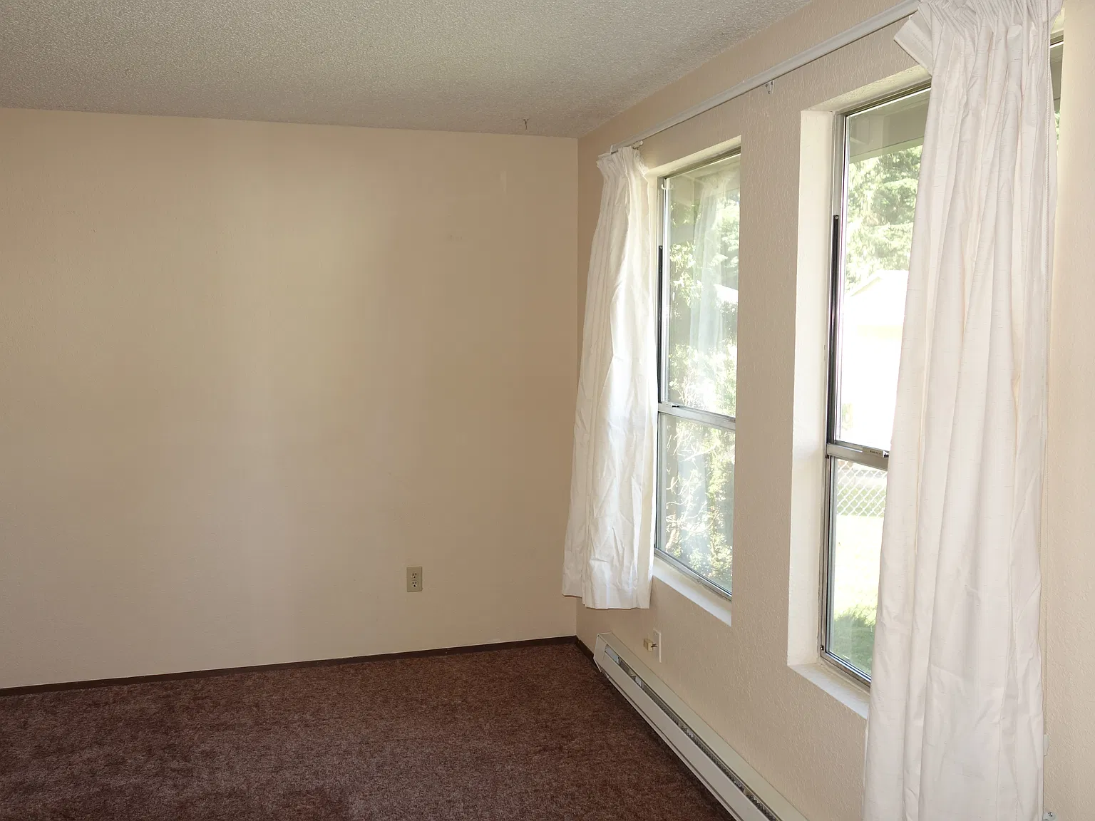 2 bed, 1.5 bath, 950 sqft, $2,300 — Photo 2