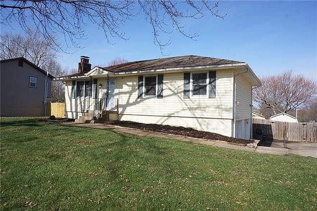 1st image of 300 SE Flagstone Dr