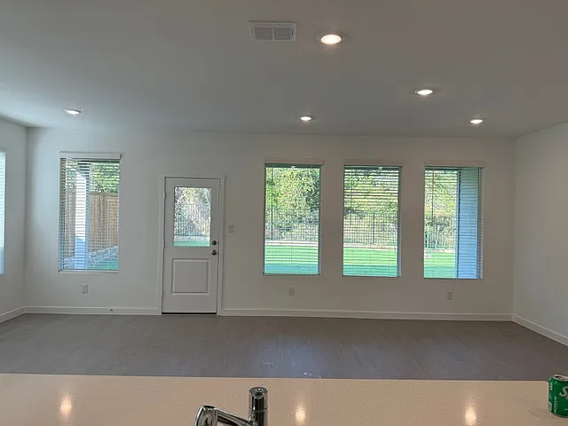 4 bed, 2062 sqft, $2,300 — Photo 3