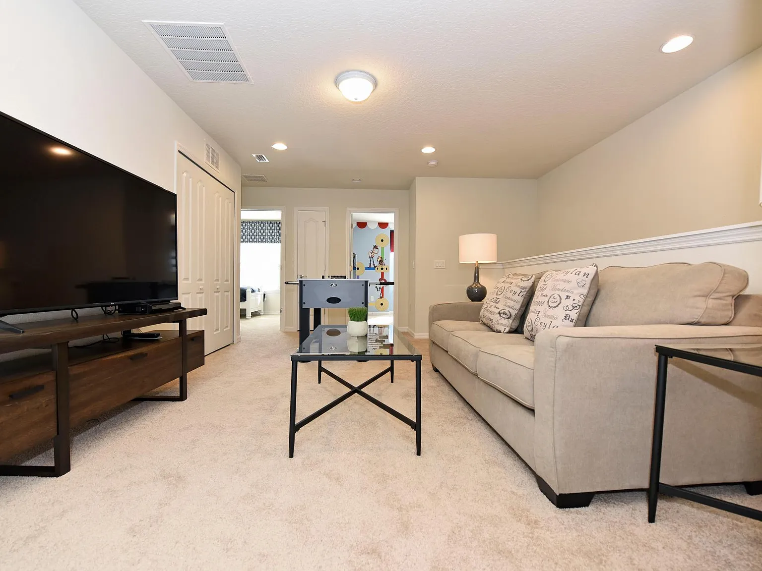5 bed, 4.5 bath, 2500 sqft, $3,000 — Photo 2