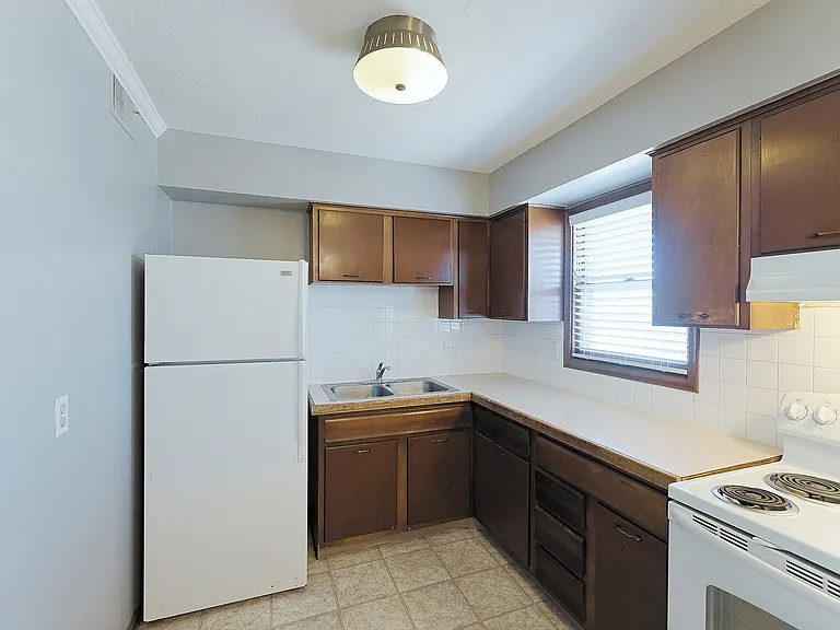 Beverly Hills Apartments — Photo 11