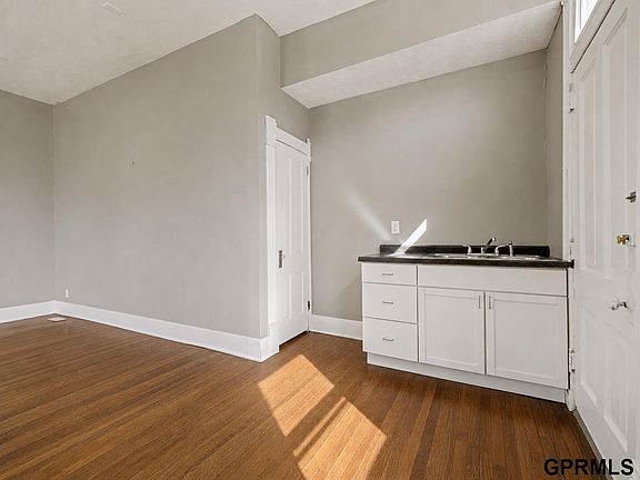5th image of 3833 Parker St