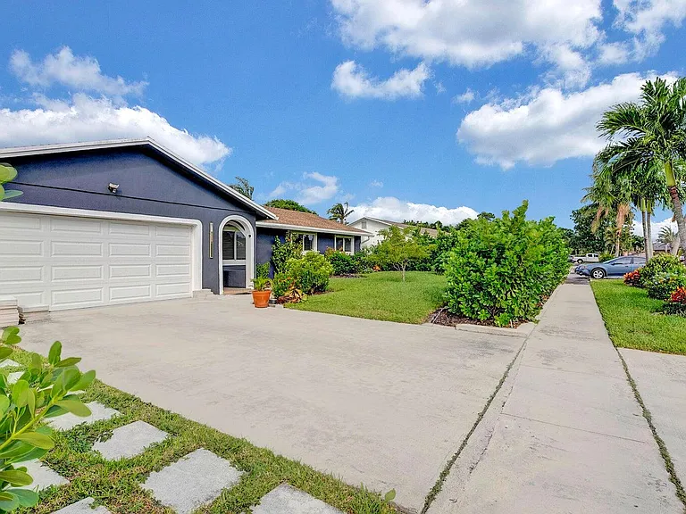 2941 Angler Dr — Photo 2