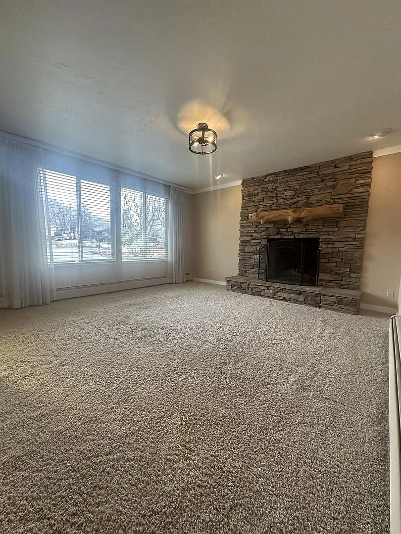 Spacious 3-Bedroom Draper Home with Large Shop & RV Parking — Photo 4