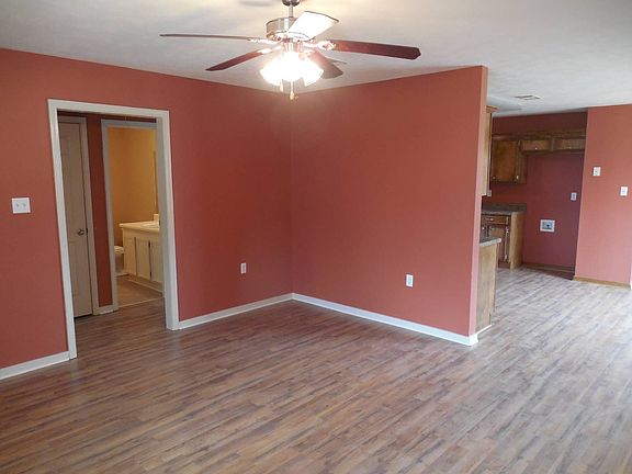 5th image of 610 White Oak Dr