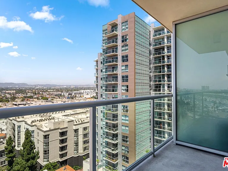 13700 Marina Pointe Dr #1206 — Photo 27