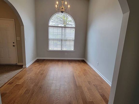 2nd image of 3126 Peachtree Dr