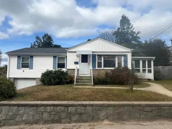 14 Vincenzo Dr, West Warwick, RI 02893