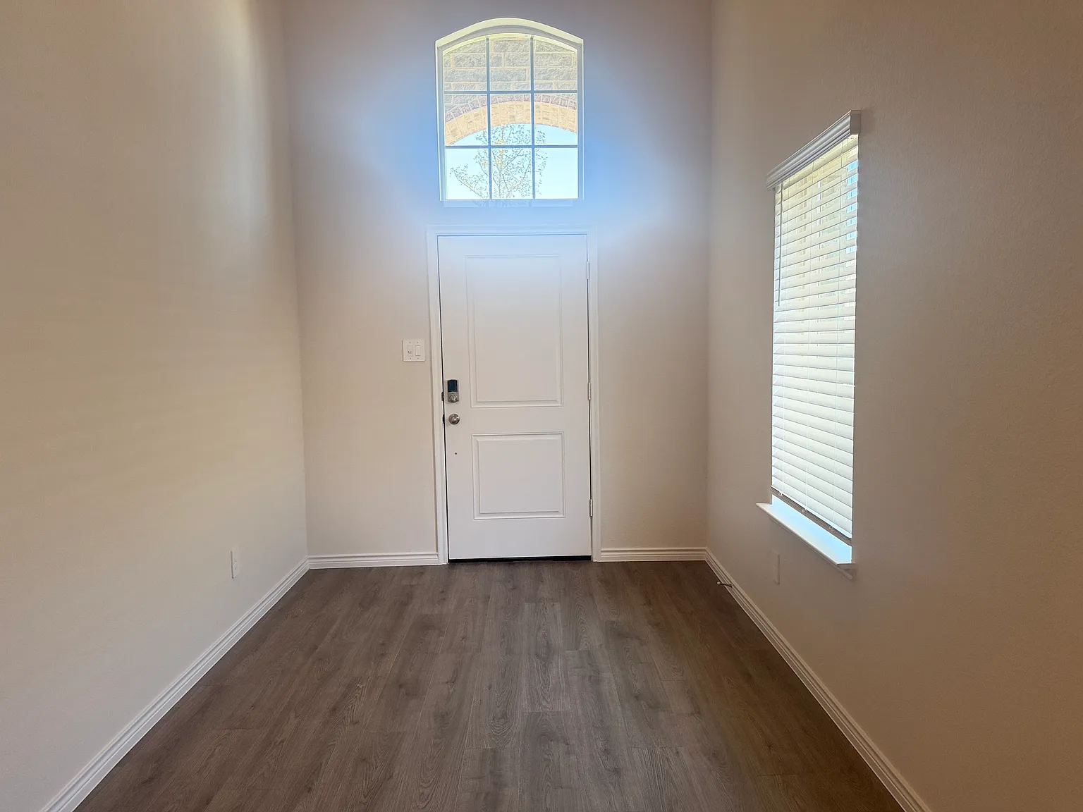 4 bed, 3.5 bath, 2433 sqft, $2,500 — Photo 4