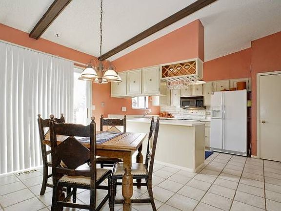 Walk-out Dining Area