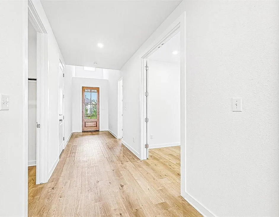 4 bed, 3.5 bath, 2845 sqft, $2,800 — Photo 3