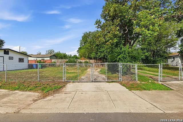 3 bed, 1.0 bath, 930 sqft, $1,400 — Photo 3