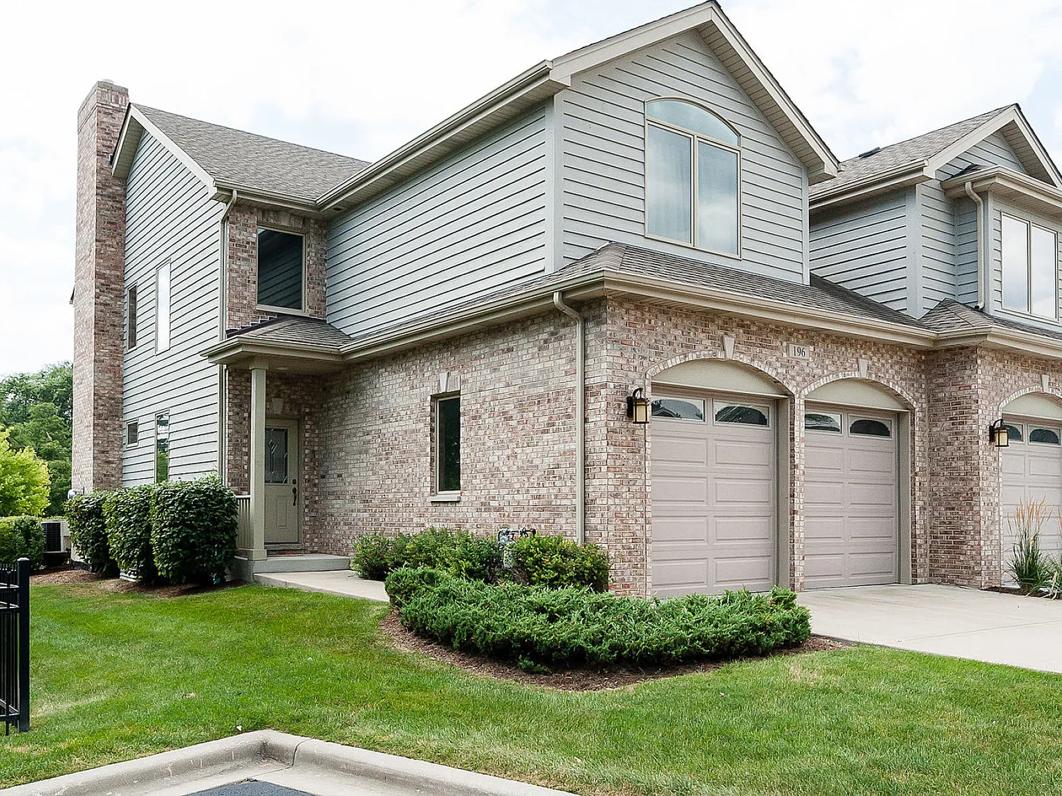 3 bed, 3.5 bath, 1870 sqft, $3,850 — Photo 2
