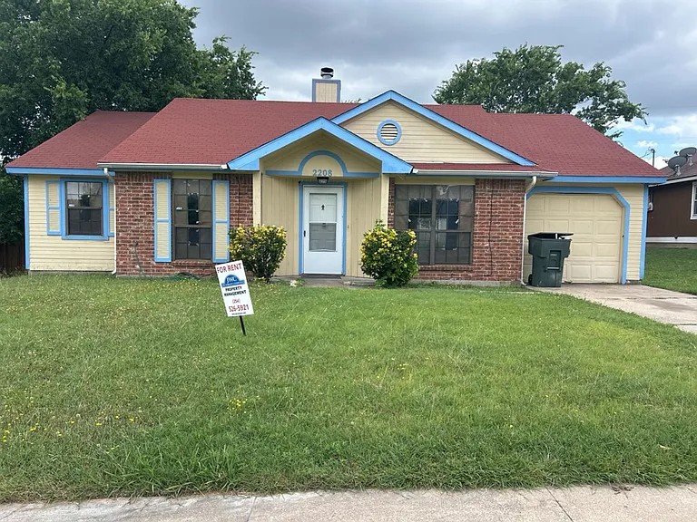 2208 Hemlock Dr — Photo 1