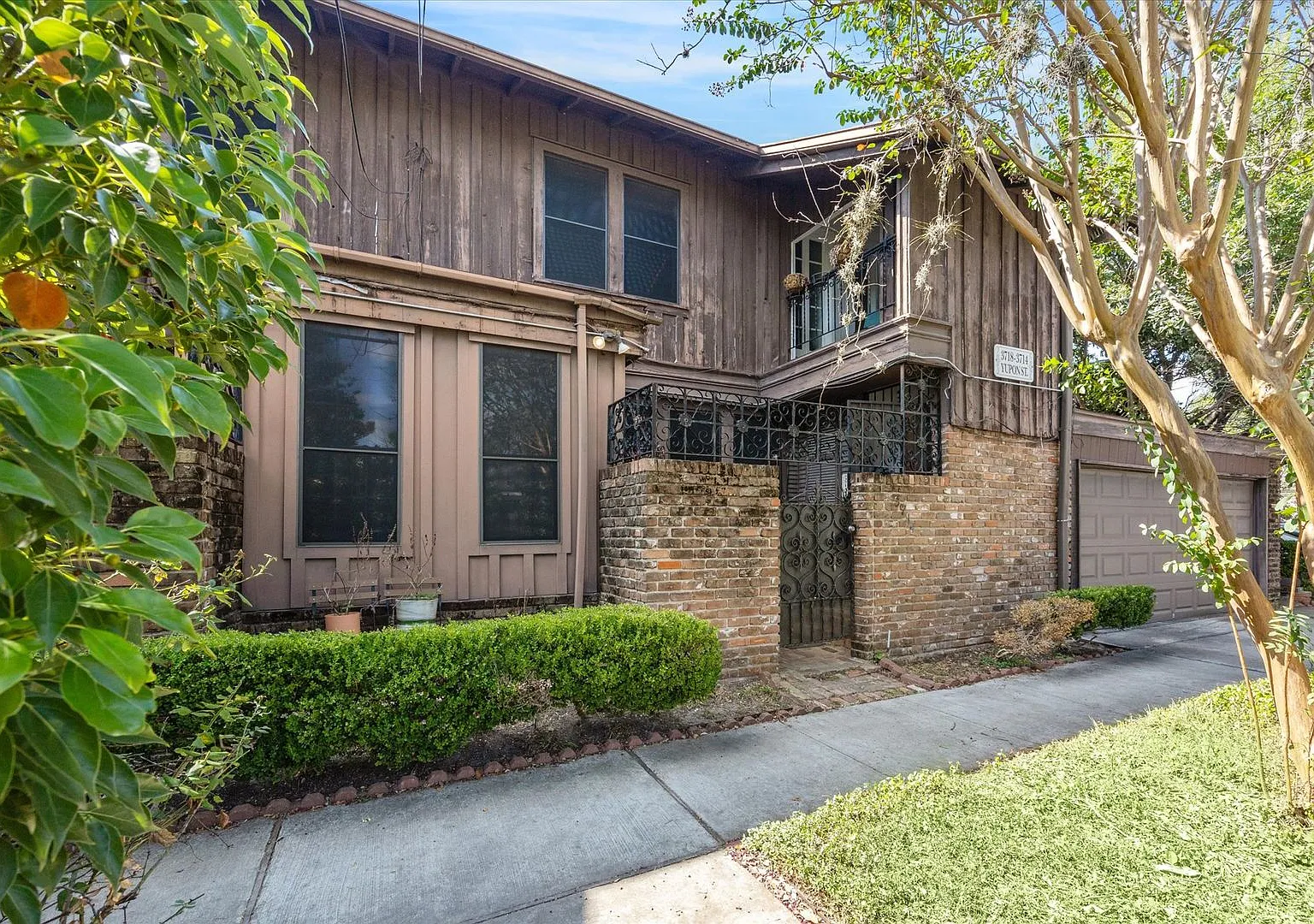 3716 Yupon — Photo 2