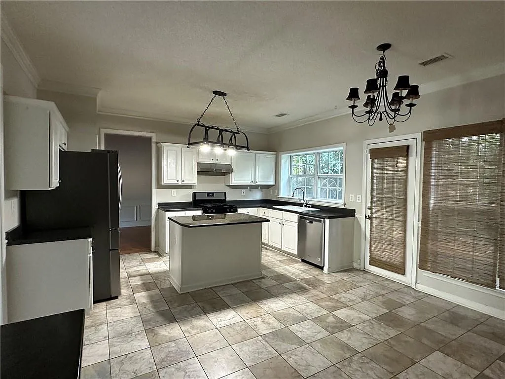 4 bed, 2.5 bath, 2253 sqft, $2,900 — Photo 3
