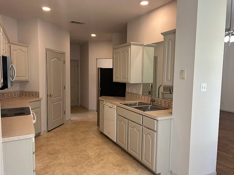 2403 Crystal Dr — Photo 8